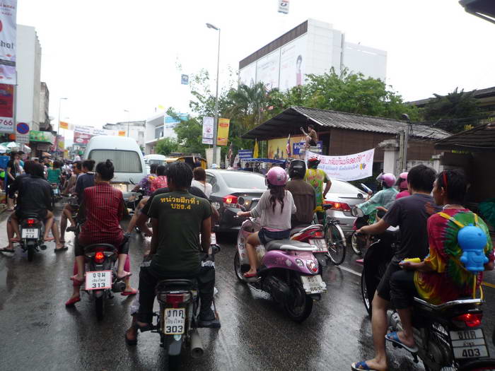 ตอนบ่ายฝนหยุดตกขี่รถจักรยานไปคืนตั๋วที่สถานึรถไฟ ทีแรกจองได้ตั๋วเที่ยวกลับวันที่ 16 เมย.54 แต่พอดีแฟนเพื่อนที่ทำงานที่เดียวกันกลับมาเที่ยวบ้านที่ อ.ห้างฉัตร จ.ลำปาง โทรเช็คกันแล้วจะกลับพิจิตรวันที่ 15 เมย.54 ก็เลยเป็นสาเหตุให้เสือต้อยกับเสือโชติมีทริปแถมขี่รถมาจบทริปที่ลำปางแทน