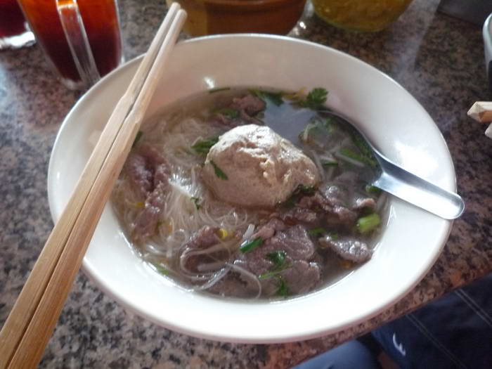 ก๋วยเตี๋ยวลูกชิ้นจัมโบ้ อร่อยครับ ใครขับรถผ่านไปแวะเข้าไปทานได้อยู่ในตลาด ขายทั้งวัน