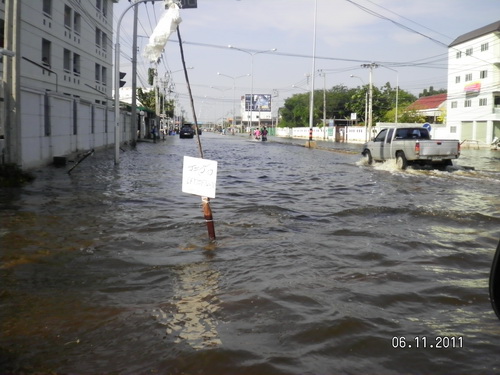 สี่แยกถนนปัญญา-อินทรา ตัดถนนพระยาสุเรนทร์