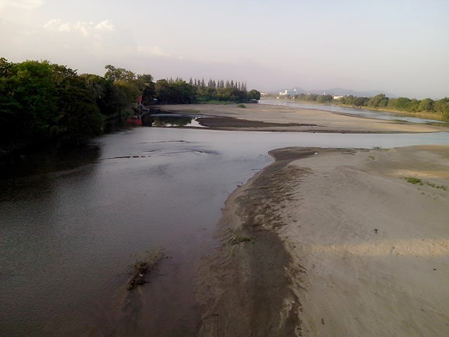 น้ำแม่น้ำปิง แห้งมากจนเห็นสันดอนทรายในแม่น้ำ