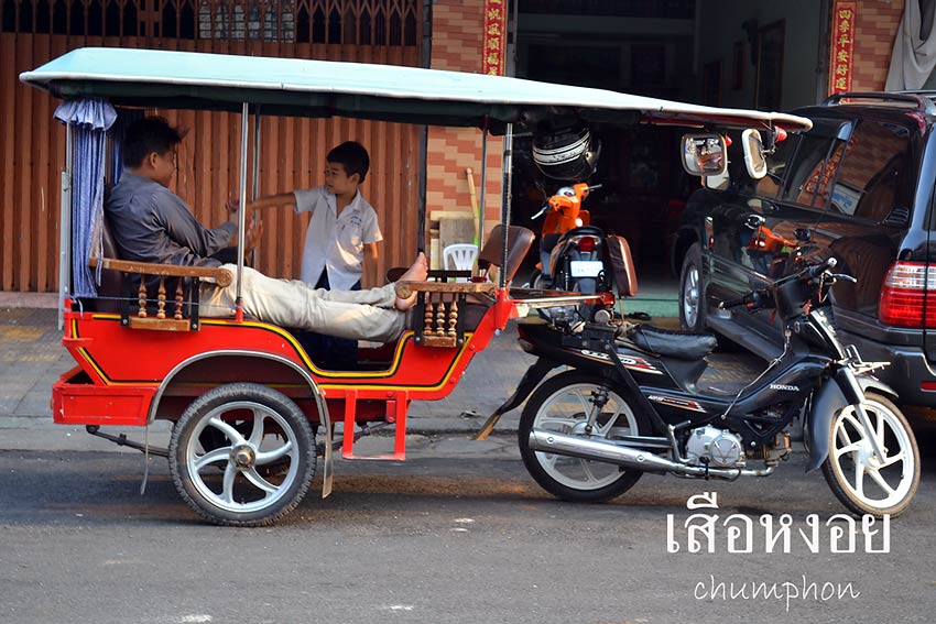 ฝั่งตรงข้ามก็มีจอด ในเมืองพนมเปญไม่มีรถเมล์ ต้องใช้รถtuktuk มอไซค์รับจ้างและ แทกซี่แบบแชร์