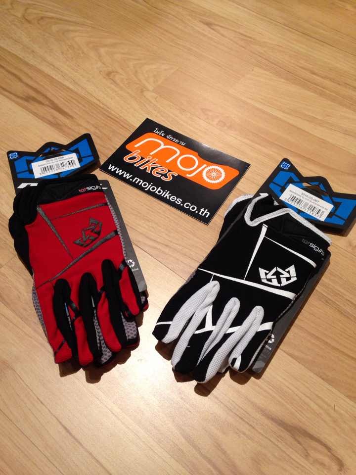 3.Signature Glove มี สี แดง และ ดำ ค่ะ มีตั้งแต่ Xs จนถึง XL ค่ะ ราคา 1,350 บาท