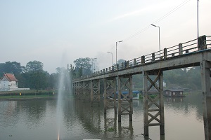 สะพานข้ามไปวัดโบสถ