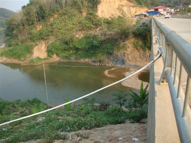 สะพานข้ามแม่น้ำ ที่ออกจากเมืองขวาไปทางเมืองใหม่ ปีก่อนๆสะพานยังไม่เสร็จต้องขี่เรือข้ามฟาก