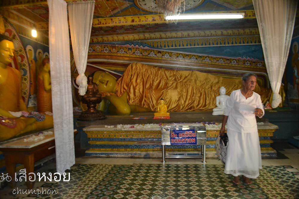 พระนอนซึ่งอยู่ในวัดเล็กๆติดกับวัดพระเขี้ยวแก้ว รั้วเดียวกัน