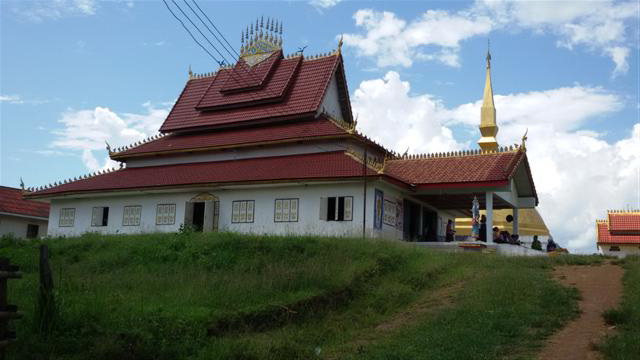 ภาพวัดบ้านเซียงดาวอยู่เลยซอยลงท่าเรืออยู่บนเนินเขาสง่างาม วันนี้เป็นวันพระ แต่พ่อเฒ่าแม่เฒ่าลงมาดูคนปั่นรถถีบกันหมด ถ่ายรูปเป็นที่ระลึกหลายท่า ปล่อยให้พระนั่งอ่านธรรม หรือเทศน์กับคนแก่ที่เหลืออีกไม่กี่คน