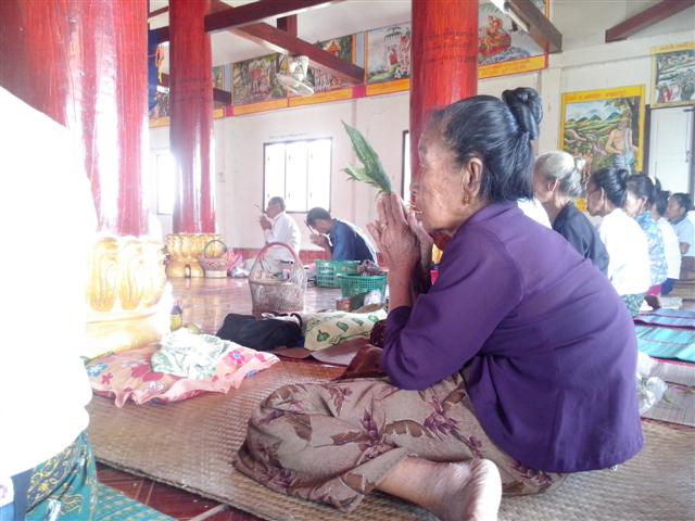 คนลาวที่นับถือศาสนาพุทธยังเลื่อมใสและศรัทธาในพระพุทธศาสนาอย่างศรัทธาและจริงใจ สามเสือชะล่าใจเพราะชาวบ้านบอกว่าไปเซียงกกแค่ 28 หลัก (ก.ม.) สบายเตร็ดเตร่แถวนี้ก่อน ยังบ่ายโมงเศษ ๆ