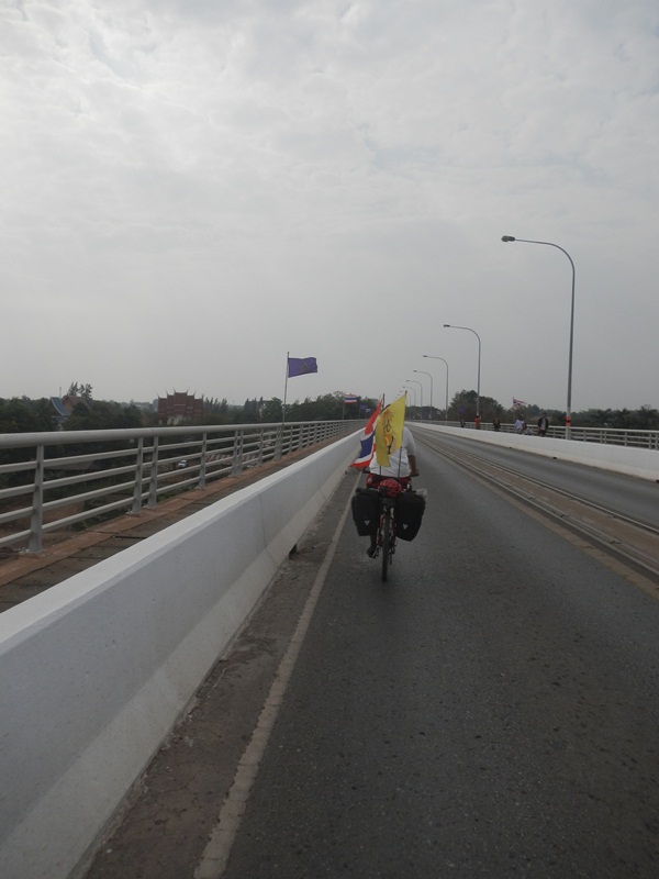 บนสะพาน มิตรภาพไทย - ลาว หนองคาย กลับเมืองไทย