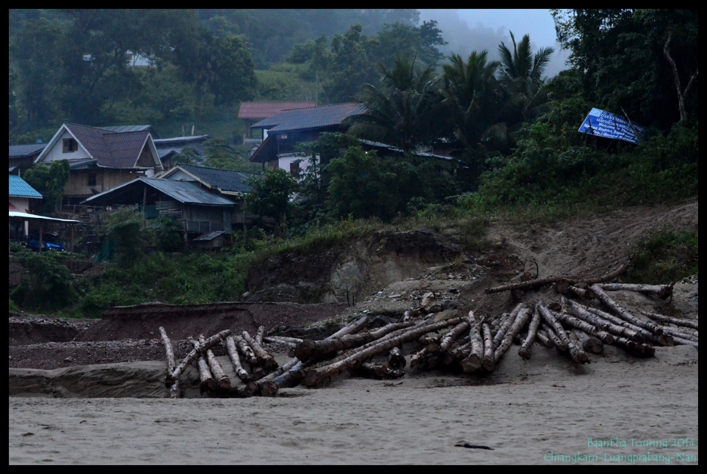 ท่าเรือที่นี่คงเป็นที่ชักลากไม้มาลงเรือด้วย