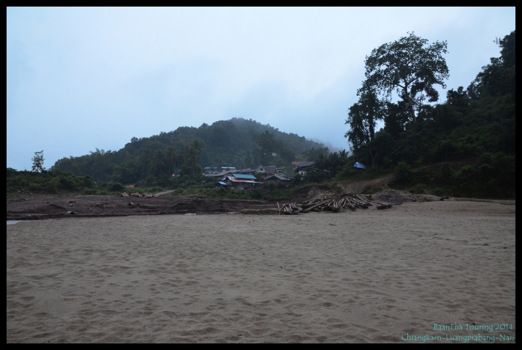 หาดทรายแม่น้ำโขงหน้าหมู่บ้าน