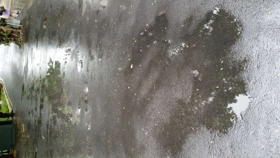 ฝนตกถนนจะมีน้ำขัง ลื่น อันตรายกับผู้ใช้รถทุกชนิดครับ