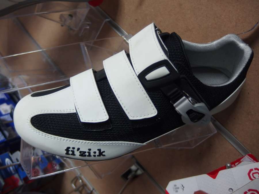 R5 ฺWhite-Black size 41