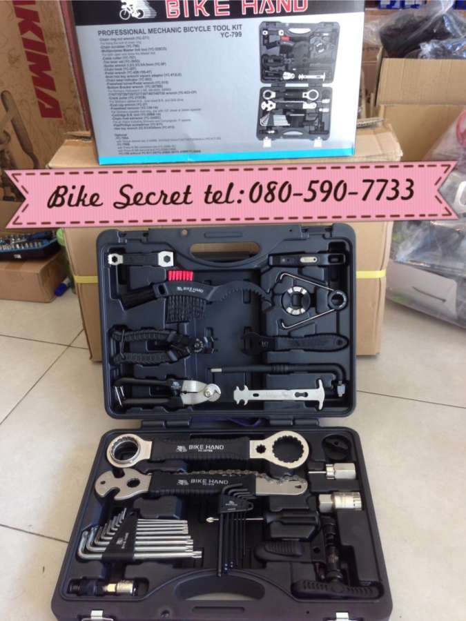 ใหม่ล่าสุด ชุดกล่องเครื่องมือ BIKE HAND (YC-799 ) รุ่น Super Jumbo ครบครันที่สุดที่เคยมีมา<br />Product Name : Professional Mechanic Tool Kit  มีถึง 23 รายการ <br />กล่องเดียวมีครบทุกอย่าง ไม่ต้องหาซื้อเพิ่มเติมอีก  Made in Taiwan <br />จับถนัด สะดวกสบาย อุปกรณ์ครบครันไว้ซ่อมบำรุงจักรยาน สำหรับใช้กับ Shimano เป็นหลัก<br />เหมาะ สำหรับ D.I.Y. ไว้ใช้ประกอบจักรยานได้ทั้งคัน ประกอบรถได้ขึ้นมา 1 คันสบายๆ<br />ราคาปกติ 4,800 ลดเหลือ 3,800 บาท / ems ตามน้ำหนักกล่อง+200 บาท