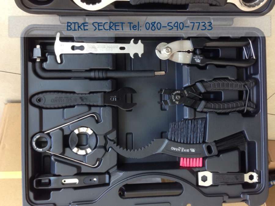 ใหม่ล่าสุด ชุดกล่องเครื่องมือ BIKE HAND (YC-799 ) รุ่น Super Jumbo ครบครันที่สุดที่เคยมีมา<br />Product Name : Professional Mechanic Tool Kit  มีถึง 23 รายการ <br />กล่องเดียวมีครบทุกอย่าง ไม่ต้องหาซื้อเพิ่มเติมอีก  Made in Taiwan <br />จับถนัด สะดวกสบาย อุปกรณ์ครบครันไว้ซ่อมบำรุงจักรยาน สำหรับใช้กับ Shimano เป็นหลัก<br />เหมาะ สำหรับ D.I.Y. ไว้ใช้ประกอบจักรยานได้ทั้งคัน ประกอบรถได้ขึ้นมา 1 คันสบายๆ<br />ราคาปกติ 4,800 ลดเหลือ 3,800 บาท / ems ตามน้ำหนักกล่อง+200 บาท