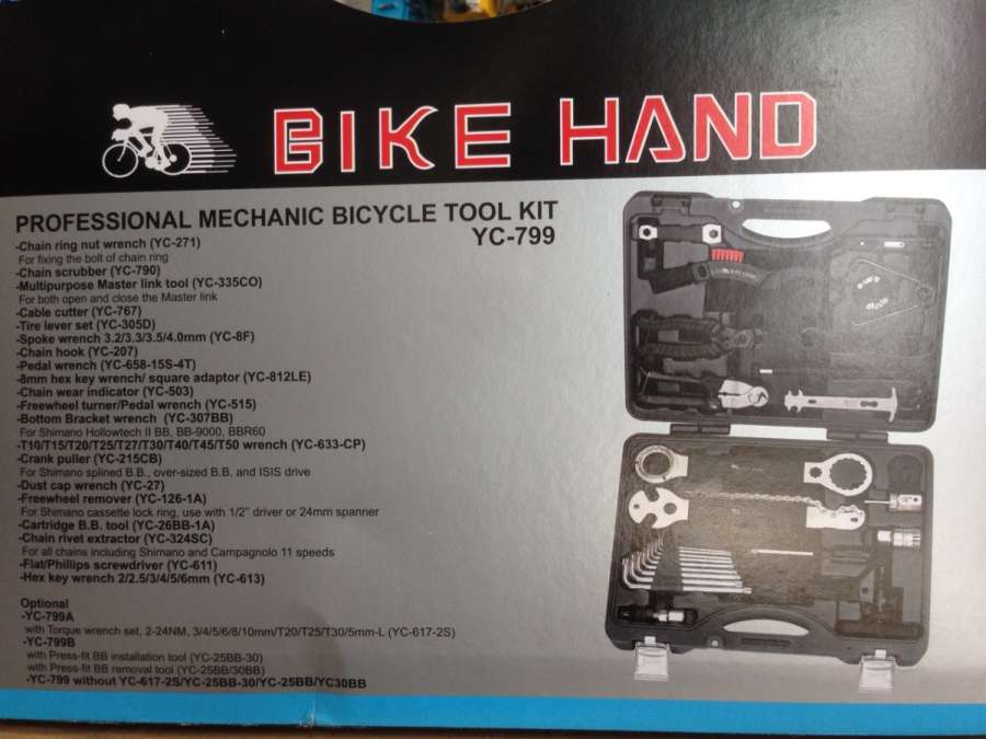 ใหม่ล่าสุด ชุดกล่องเครื่องมือ BIKE HAND (YC-799 ) รุ่น Super Jumbo ครบครันที่สุดที่เคยมีมา  Product Name : Professional Mechanic Tool Kit  มีถึง 23 รายการ <br />กล่องเดียวมีครบทุกอย่าง ไม่ต้องหาซื้อเพิ่มเติมอีก  Made in Taiwan <br />จับถนัด สะดวกสบาย อุปกรณ์ครบครันไว้ซ่อมบำรุงจักรยาน สำหรับใช้กับ Shimano เป็นหลัก<br />เหมาะ สำหรับ D.I.Y. ไว้ใช้ประกอบจักรยานได้ทั้งคัน ประกอบรถได้ขึ้นมา 1 คันสบายๆ<br />ราคาปกติ 4,800 ลดเหลือ 3,800 บาท / ems ตามน้ำหนักกล่อง+200 บาท