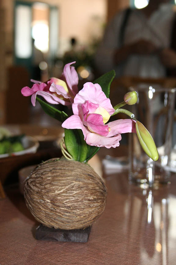 ดอกไม้บนโต๊ะอาหารในร้านอาหารไทยข้างกำแพงพระราชวังมัณฑะเลย์