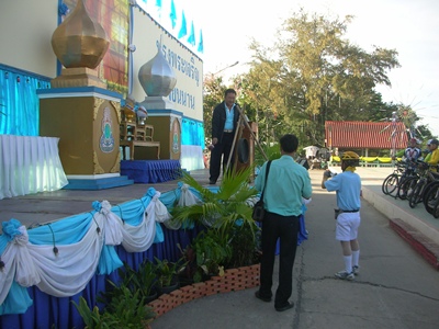 ประธานในพิธีตีฆ้องปล่อยตัวนักปั่นจักรยาน