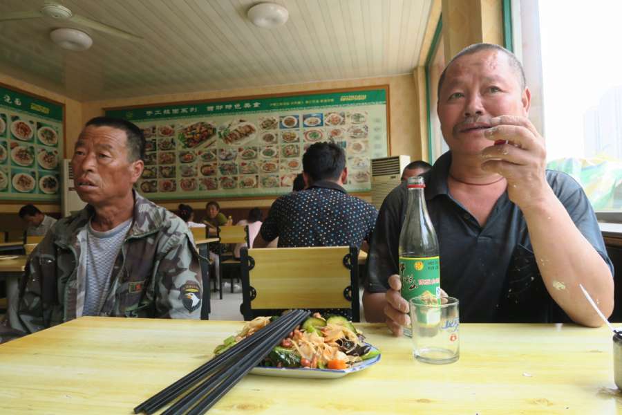 คนจีนนิยมกินเหล้าหรือเบียร์ระหว่างกินข้าว แถวนี้มีแต่คนงานจากโรงงาน ของกินเลยไม่แพง