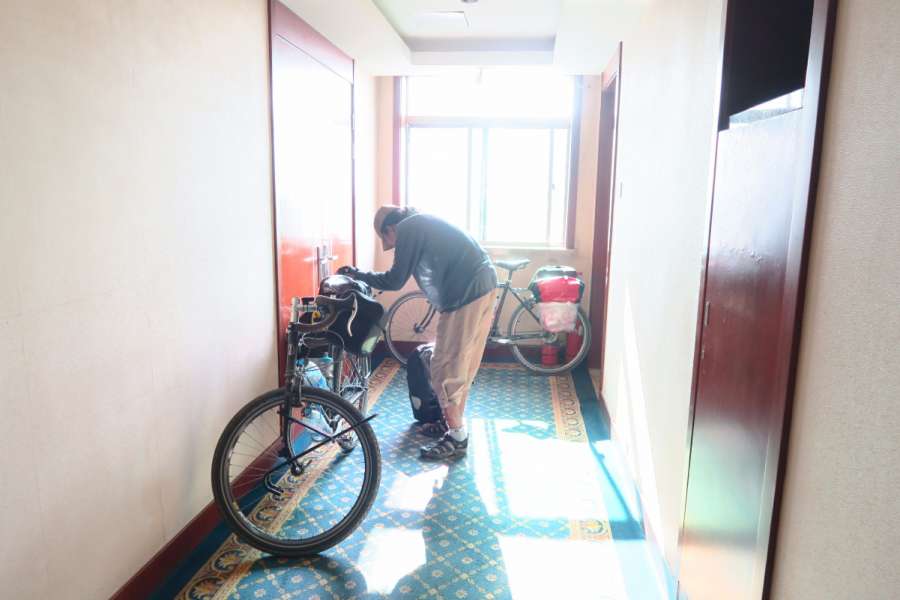 เตรียมสัมภาระหน้าห้อง ลิฟท์โรงแรมใหญ่มาก จักรยานสองคันเข้าได้สบาย