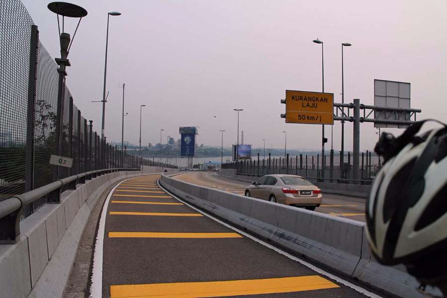 แล้วก็ผ่านด่านตม.สิงคโปร์มาได้ ข้ามสะพานมาถึงฝั่งสิงคโปร์แล้ว