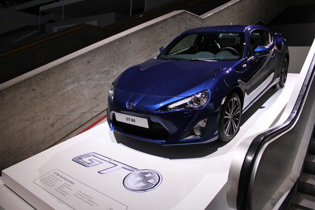 2012genevamotorshowtoyotagt86_03_blue_zpsxttf5ubc.jpg