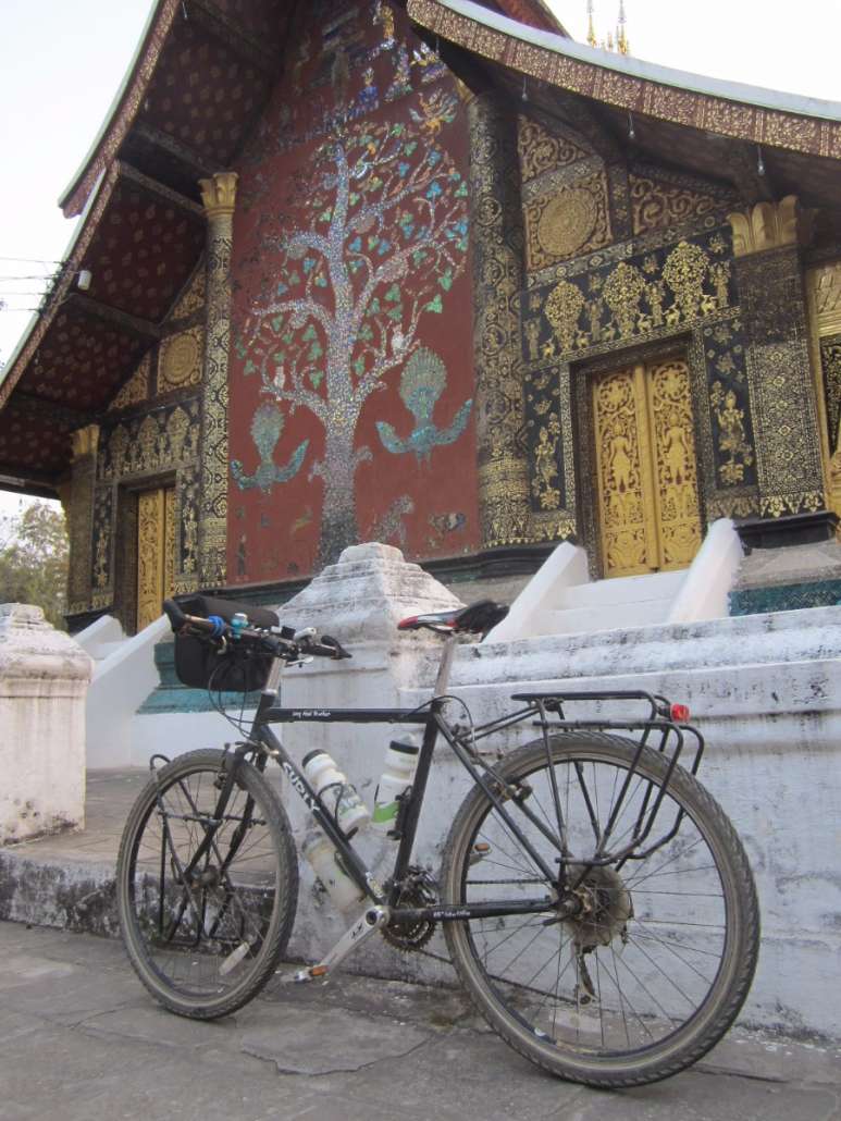 พักรถที่วัดเซียงทอง เมืองหลวงฯ By...Mekong Bike