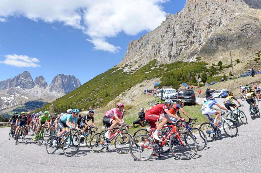 Tom-Dumoulin-Team-Sunweb-pink-jersey-climb-Giro-dItalia-2017-Dolomites-pic-Sirotti.jpg