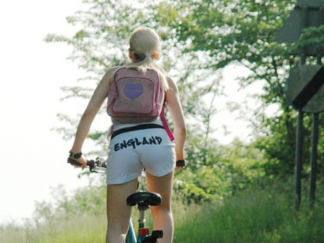 girl_on_bike_470_470x353.jpg