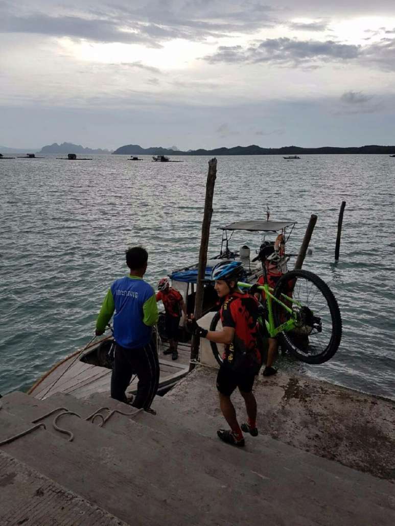 เตรียมตัวลงเรือ ข้ามฝากไปเกาะยาวน้อย