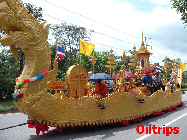 ดูแล้วว่า ไม่ใช่เรือชักพระทางน้ำ แต่เป็นขบวนเรือชักพระทางบก ต้องพึ่งรถแทร็กลากไปด้วยกัน