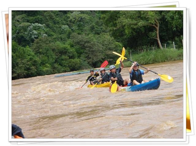 ดูน้ำครับอย่างน่ากลัวเพราะฝนตกมาช่วงกลางคืน น้ำขุ่นคลักเลย