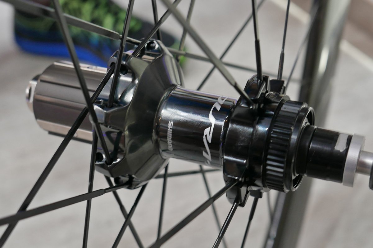 Shimano_new-Dura-Ace-R9170_disc-brake-carbon-road-wheels_C60-tubular_centerlock-rear-hub.jpg