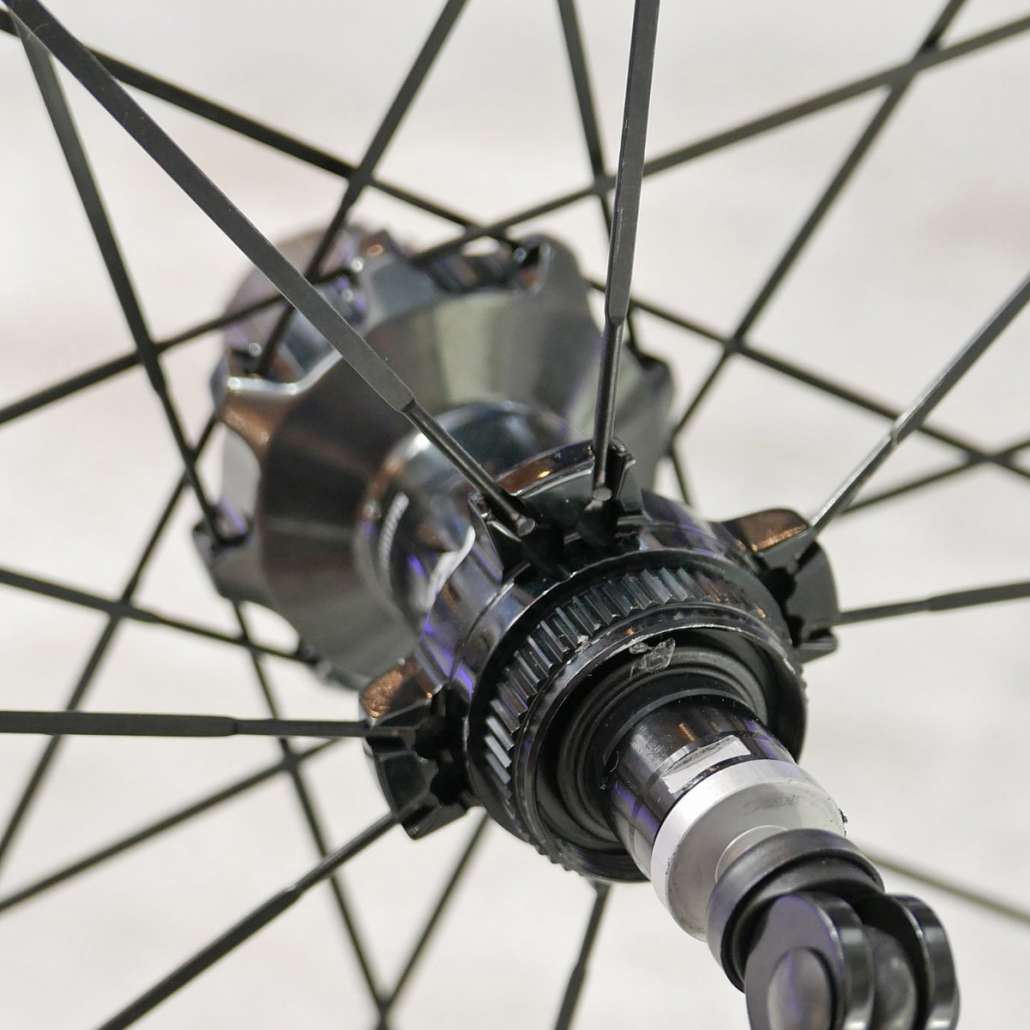 Shimano_new-Dura-Ace-R9170_disc-brake-carbon-road-wheels_C60-tubular_centerlock-rear-hub-detail.jpg