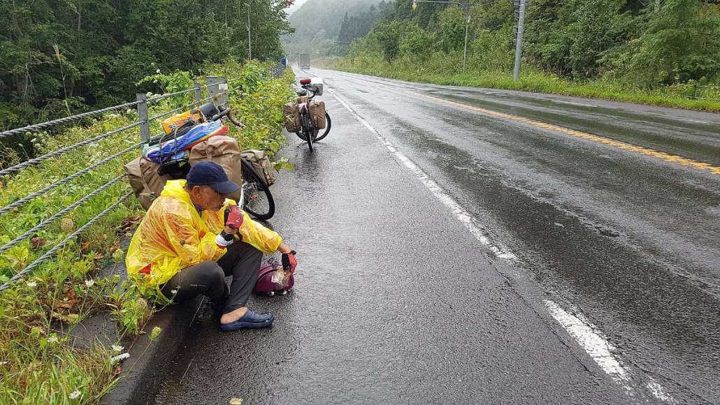 11:54 น. ใก้ลเที่ยงยังลุยฝนอยู่บนเขา ต้องจอดพักเติมพลังงานกันก่อน