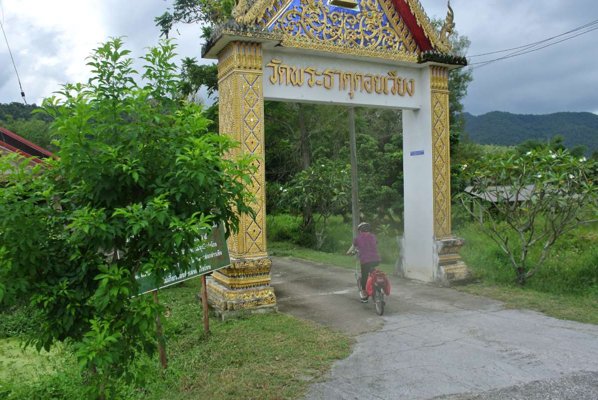 เราสองคนอยุูซึมซับกับธรรมชาติ บนสันอ่างเก็บน้ำสดชื่นรื่นรมณ์กับบรรยากาศ เก็บภาพตามแบบที่ตนเองชอบจนได้เวลา เราจึงพากันอำลาอ่างเก็บน้ำ ไม่ลืมที่จะกระซิบบอกเทพาอารักษ์ว่า &quot;จะยังกลับมาเยี่ยมเยียนอีกไม่ลืมครับ&quot;<br /><br />สำคัญมาก ๆ พิเศษครั้งนี้คือ คุณนายแวะวัดดอยเวียง นัยว่า เพื่อไปกราบนมัสการพระคุณเจ้าที่เคยไปกราบคารวะเพื่อสนทนาธรรม และอยากจะไปทบทวนความจำตลอดจนไปดูว่ามีสิ่งก่อสร้างใหม่ ๆ อะไรอะไรเพิ่มเติมอีกหรือเปล่า เรียกว่าสร้างความ &quot; งง งง &quot; ให้กับผมมาก ๆ ปกติขากลับคุณนายไม่ค่อยจะแวะที่ไหนเลย วันนี้มาแปลกดี ปรากฏไม่เจอพระท่านสักองค์ครับ ๕๕๕๕