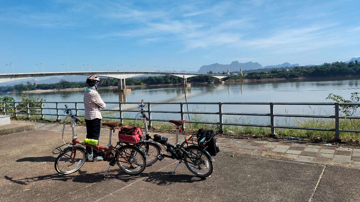 สะพานมิตรภาพ 3 (นครพนม-คำม่วน) เป็นสะพานที่เชื่อมต่อระหว่างประเทศไทย (นครพนม) กับประเทศลาว (คำม่วน) พื้นที่ฝั่งไทย ที่บ้านห้อม ตำบลอาจสามารถ อำเภอเมืองนครพนม จังหวัดนครพนม ฝั่งลาวอยู่ที่บ้านเวินใต้ เมืองท่าแขก แขวงคำม่วน เป็นเส้นทางการคมนาคมขนส่งด้านการค้า และการท่องเที่ยวเชื่อมโยงจากประเทศไทย ประเทศลาว ประเทศเวียดนาม และภาคใต้ของประเทศจีน ซึ่งมีความยาวรวม 780 เมตร มีช่องลอดกว้าง 60 เมตร สูง 10 เมตร 2 ช่วง ความกว้างสะพาน 13 เมตร และมีการช่องจราจร 2 ช่อง และไม่มีทางรถไฟ <br /><br />ทั้งนี้ สมเด็จพระเทพรัตนราชสุดาฯ สยามบรมราชกุมารี เสด็จพระราชดำเนินเป็นองค์ประธาน ในพิธีวางศิลาฤกษ์สะพานมิตรภาพไทย-ลาว แห่งที่ 3 (นครพนม-คำม่วน) วันศุกร์ที่ 6 มีนาคม พ.ศ. 2552 ณ มณฑลพิธี บ้านห้อม ตำบลอาจสามารถ อำเภอเมืองนครพนม จังหวัดนครพนม และเสด็จทรงเป็นประธานพิธีเปิดอย่างเป็นทางการร่วมกับสหายบุนยัง วอละจิด รองประธานประเทศสาธารณรัฐประชาธิปไตยประชาชนลาว ในวันที่ 11 พฤศจิกายน พ.ศ. 2554 เวลา 11.11 น. จังหวัดนครพนม และแขวงคำม่วน สปป.ลาว ได้ฤกษ์เปิดสะพาน มิตรภาพแห่งที่ 3 ซึ่งเชื่อมระหว่างจังหวัดนครพนมของไทยกับแขวงคำม่วนของสปป.ลาว โดยพิธีเปิดจะมีขึ้นกลางสะพาน ในวันที่ 11 เดือน พฤศจิกายน ปี 2011 ซึ่งทั้งสองประเทศเห็นพ้องกันที่จะใช้ตัวเลข 11-11-11เป็นตัวเลขแห่งความทรงจำ โดยได้กราบบังคมทูลสมเด็จพระเทพรัตนราชสุดา ฯ สยามบรมราชกุมารี ทรงเป็นประธานในพิธี ร่วมกับฝ่ายลาวคือ พณฯ บุญยัง วอระจิต รองประธานประเทศของลาว <br /><br />โครงการก่อสร้างสะพานมิตรภาพ 3 (นครพนม-คำม่วน) เป็นโครงการที่รัฐบาลไทย และ สาธารณรัฐประชาธิปไตยประชาชนลาว มีนโยบายร่วมกันที่จะส่งเสริมการพัฒนาพื้นที่ และกิจกรรมทางเศรษฐกิจในลักษณะเมืองคู่แฝด ซึ่งเป็นหนึ่งในแนวทางพัฒนาความร่วมมือระหว่างประเทศ (ไทย-ลาว) ตามยุทธศาสตร์ความร่วมมือทางเศรษฐกิจอิรวดี-เจ้าพระยา-แม่โขง ในปัจจุบันมีสะพานข้ามแม่น้ำโขงในลักษณะเมืองคู่แฝดแล้ว 2 แห่ง <br /><br />แห่งแรก คือ สะพานมิตรภาพ (หนองคาย-นครหลวงเวียงจันทน์) สะพานมิตรภาพ 2 (มุกดาหาร-แขวงสะหวันนะเขต) และสะพานมิตรภาพ 3 (นครพนม-แขวงคำม่วน) ซึ่งจะเป็นเมืองคู่แฝดแห่งที่ 3 ต่อไป สำหรับสะพานมิตรภาพ 3 (นครพนม-คำม่วน) แห่งนี้ เป็นส่วนหนึ่งของทางหลวงสายเอเชีย หรือ Asian Highway สาย AH 15 เชื่อมโยงระหว่างจังหวัดอุดรธานี สกลนคร นครพนม เมืองท่าแขก เมืองหลักซาวของลาว ถึงเมืองวินท์ และเมืองกวางบิงของประเทศเวียดนาม สะพานมิตรภาพ 3 นี้เหมาะสำหรับนักท่องเที่ยวที่ควรจะไปแวะเวียนเยี่ยมชมสักครั้งเพราะถือว่าเป็นสะพานที่มีความสำคัญแห่งหนึ่งของภาคอีสาน