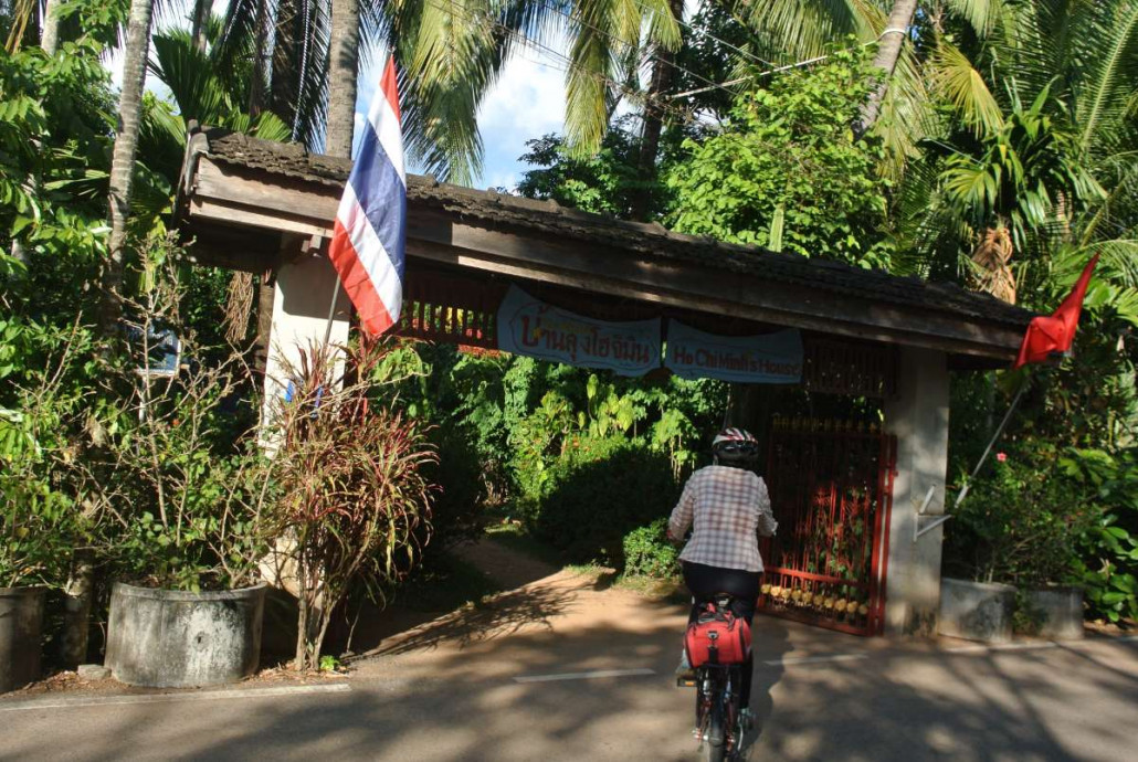 บ้านนาจอกหรือบ้านลุงโฮหรือที่มีอีกชื่อเรียกหนึ่งว่าบ้านท่านโฮจิมินห์ เป็นอีกหนึ่งสถานที่ที่เป็นแหล่งท่องเที่ยวและสถานที่ที่ได้มีการจารึกไว้ในประวัติศาสตร์ซึ่งสถานที่แห่งนี้นั้นเป็นหมู่บ้านเก่าแก่ที่ครั้งหนึ่งอดีตประธานาธิบดีสาธารณรัฐสังคมนิยมเวียดนาม นายโฮจิมินห์ได้เคยเข้ามาอาศัยพึ่งพระบรมโพธิสมภารพระบาทสมเด็จพระเจ้าอยู่หัว แห่งราชอาณาจักรไทย เพื่อกอบกู้เอกราชของเวียดนามในช่วงระหว่างการทำสงคราม ช่วงระหว่างปี พ.ศ. 2467–2474 ลุงโฮได้ย้านมาอยู่ที่จังหวัดนครพนมโดยมาอาศัยอยู่เป็นเพื่อนที่มาจากเวียดนามเช่นเดียวกันที่ถือได้ว่าเป็นเพื่อนสนิทร่วมอุดมการณ์ แต่ในครานั้นเนื่องจากอยู่ในช่วงระหว่างสงครามที่ต้องหนีออกมาจากเวียดนาม ต่างคนจึงได้ต่างหลบหนีแยกย้ายกันไปหลบภัยต่างถิ่นกัน  <br /><br /><br />ลุงโฮเองก็ได้เดินทางโดยเปลี่ยนสถานที่ไปเรื่อยมารวมทั้งได้เปลี่ยนชื่อเรียกไปตามนั้นด้วยเพื่อเป็นการซ่อนตัวและไม่ให้ผู้ใดจำตนเองได้  สำหรับเพื่อนสนิทของลุงโฮนั้นเองก็ได้เดินทางเข้ามาพำนักอาศัยอยู่ในประเทศไทยและมีครอบครัวที่ประเทศไทย  ซึ่งปัจจุบันบ้านหลังนี้ได้มีการสืบทอดจากรุ่นสู่รุ่นมาและเป็นสถานที่แสดงประวัติเกี่ยวกับลุงโฮรวมถึงบอกเล่าเรื่องราวทางประวัติศาสตร์และเรื่องราวการใช้ชีวิตของลุงโฮที่ประเทศไทย  ในส่วนของบริเวณภายในบ้านนั้นเองจะมีต้นไม้นานาชนิดที่ลุงโฮได้ปลูกไว้ ได้แก่ ต้นมะพร้าว หมาก พลู กล้วย และชา ซึ่งมีบรรยากาศอันร่มรื่น รวมไปถึงเครื่องมือเครื่องใช้ของลุงโฮ อาทิเช่นโต๊ะทำงาน และเครื่องตำข้าวที่ลุงโฮใช้ในการตำข้าว  หมู่บ้านนาจอกแห่งนี้ได้รับการจัดตั้งให้เป็นหมู่บ้านมิตรภาพไทย-เวียดนาม โดยได้มีการจัดนิทรรศการแสดงประวัติการทำงานและเดินทางไปยังสถานที่ต่างๆของท่านโฮจิมินห์ <br /><br />ข้อมูลพิพิธภัณฑ์