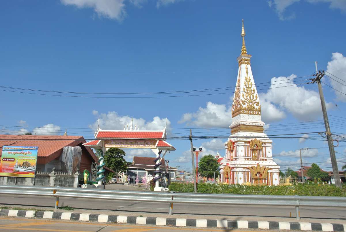 เจออีกพระธาตุหนึ่งแต่เนื่องจากเวลาเกรงว่าจะไปถึงพระธาตุพนมเย็นเกินไปตกลงกันว่าเราค่อยย้อนกลับมาในวันต่อไปก็ได้