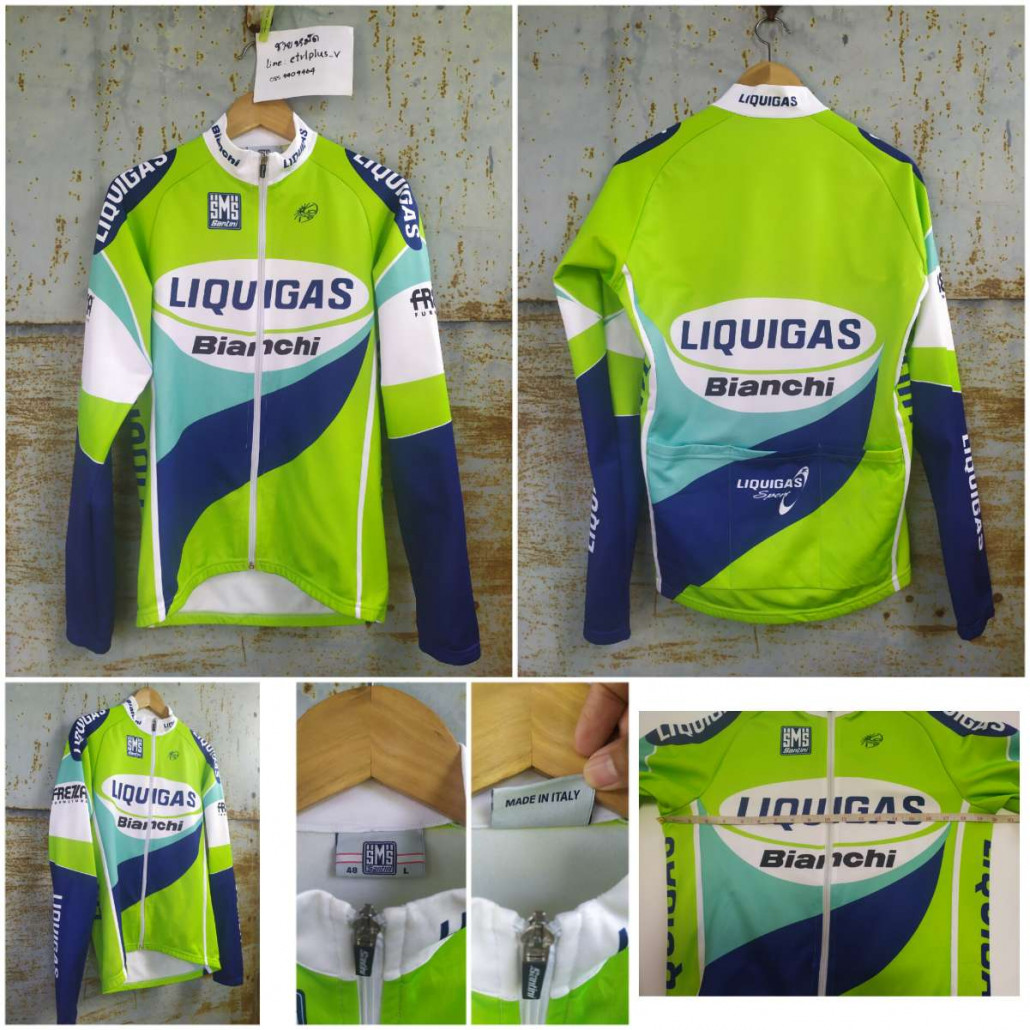 เสื้อจักรยาน Santini : Liquigas-Bianchi team 2005<br /><br /><br />- made in Italy <br />- size L<br />- วัดอกก่อนยืด 20 นิ้ว ( วัดยืดสุด 22 นิ้ว )  ยาว 25.5 นิ้ว <br />- ผ้านิ่ม 60% Polyester  40% Polyamide <br />- ซิปเต็ม , กระเป๋าหลัง 3 ช่อง <br />- มือสอง สะอาด สภาพดี พร้อมใช้งาน<br /><br />**** บริเวณกระเป๋าหลังขวามือ มีรอยนิดหน่อย ( นั่งบนพื้นถนนไม่ระวัง ) <br /><br />- B1 รอยเสียดสีเกิดเนื้อผ้า ไม่บางมาก ไม่ขาด ไม่ทะลุ [ B1* ( ดอกจัน ) รูปเอานิ้วทำให้ตึงเพื่อให้เห็นว่า ไม่ขาดไม่รู<br />- B2 รอยเสียดสีบนผิวผ้า ไม่บาง ไม่ขาด ไม่ทะลุ <br /><br />* บริเวณ B1,B2 เคยมีรอยเลอะมาก่อน ทำความสะอาดจนจางหาย<br /><br />- B3 และ B4 สะกิดบนผิวผ้า ไม่เบาไม่ขาดไม่ทะลุ<br /><br /><br /><br />[ จากขาย 800 บาท ]<br /><br /><br />ขอขาย  600 บาท<br />ส่งลงทะเบียน +30 บาท / ส่งอีเอ็มเอส +50 บาท