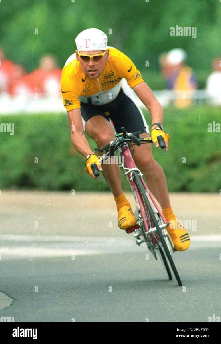 tour-de-france-1997-individual-time-trial-disneyland-paris-jan-ullrich-action-in-the-yellow-jersey-on-26071997-automated-translation-2FNFTPD.jpg